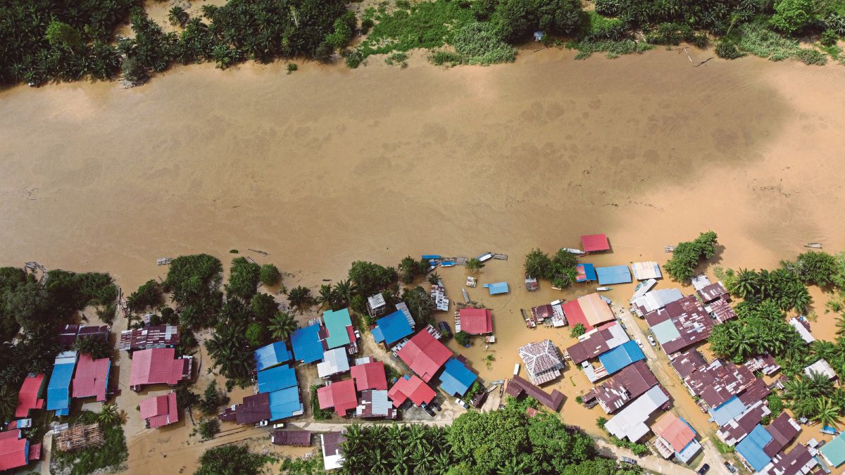 SEBAHAGIAN rumah penduduk di Pangkalan Bukit Garam dekat Kinabatangan dinaiki air selepas paras air Sungai Kinabatangan meningkat naik, semalam. FOTO Bernama 