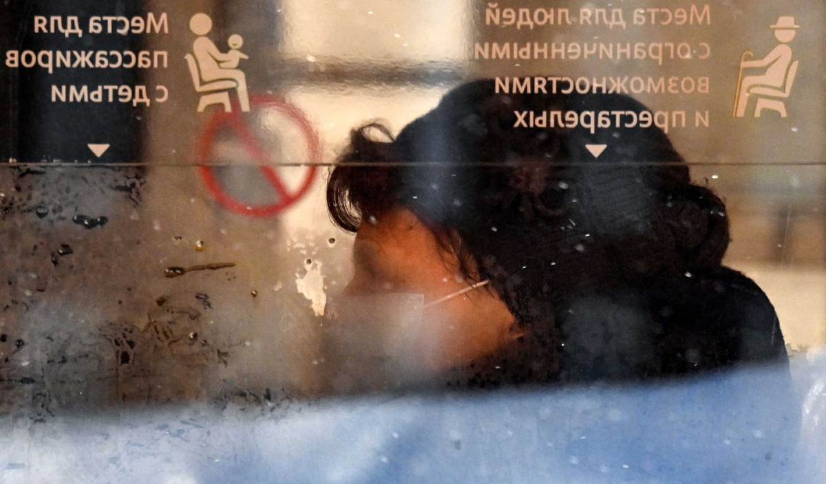 SEORANG penumpang tram memakai pelitup muka ketika cuaca sejuk di Moscow. FOTO AFP