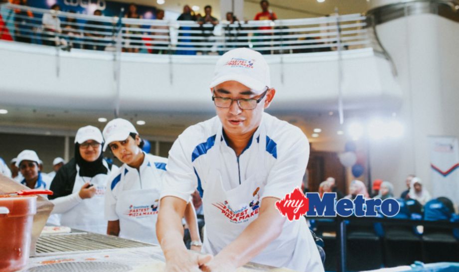 PEMBUAT pizza Domino’s terpantas di Malaysia, Abdillah Abdul Shukor yang berjaya menghasilkan tiga pizza dalam hanya satu minit 33 saat. 