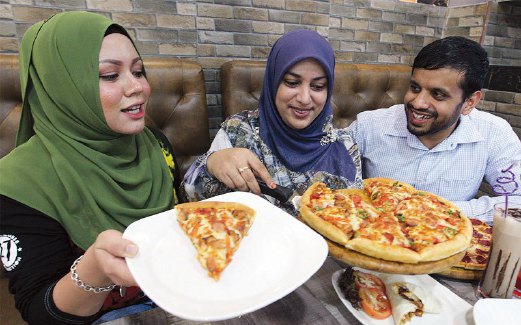 NISHA dan Abdulla melayan Maryam menikmati hidangan piza .