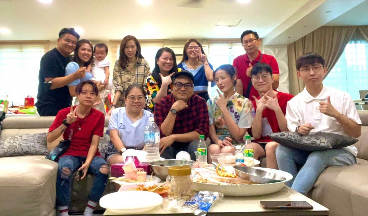 SOO Wincci bersama tetamu yang hadir meraikan Tahun Baharu Cina di rumahnya.