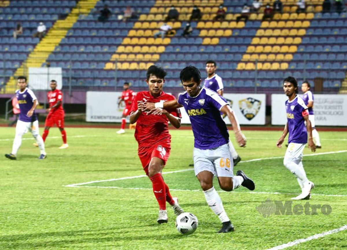 PEMAIN UiTM FC, Ahmad Khuzaimi Piee (kanan) diasak pemain PJ City, Muhammad Syahmi Zamri. FOTO Azhar Ramli