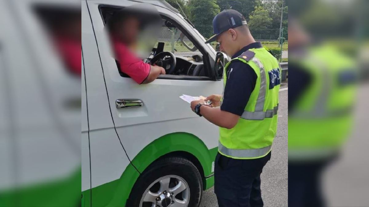 ANGGOTA penguatkuasa JPJ Kuala Lumpur melakukan pemeriksaan terhadap kenderaan perkhidamatan awam dalam Op Kenderaan Perkhidmatan Awam (KPA) di Plaza Tol Karak, Bentong, Selasa lalu.