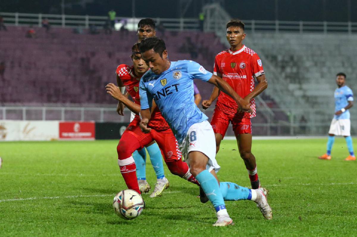  PENYERANG PJ City FC, Khyril Muhymeen Zambri cuba mengawal bola pada pertembungan dengan Kelantan FC. FOTO Ihsan PJ City FC.