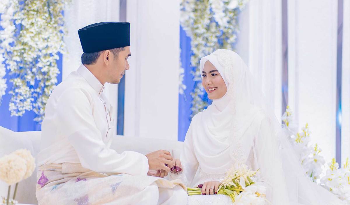WANY Hasrita dan suami, Mohd Al-Adib ketika majlis perkahwinan mereka pada 22 Julai lalu. FOTO Instagram Wany Hasrita
