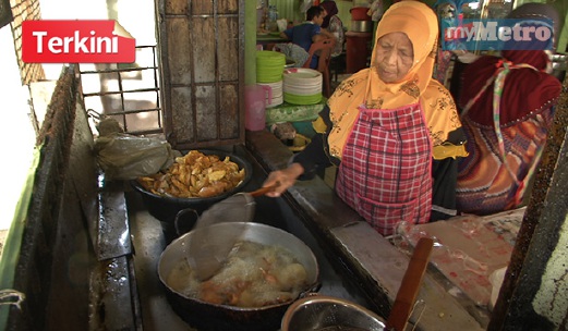 HALIMAH ketika menggoreng ayam kampung di kedainya di Pengkalan Kubor. FOTO Shahrul Redzuan Zulkifli