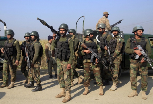Tentera Pakistan berkumpul di luar kampus Universiti Bacha Khan selepas operasi menamatkan pembunuhan beramai-ramai pensyarah dan pelajar oleh militan selesai. - Foto REUTERS