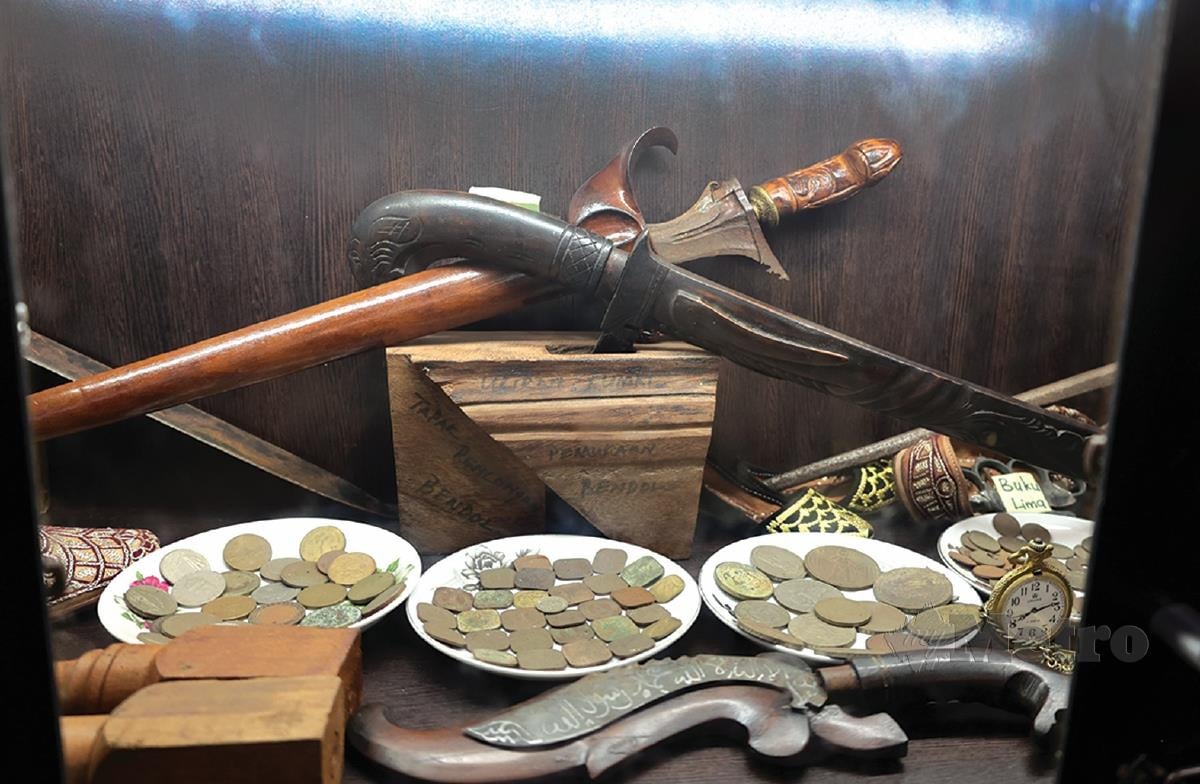 KOLEKSI barangan antik senjata dan duit lama milik Samad. 