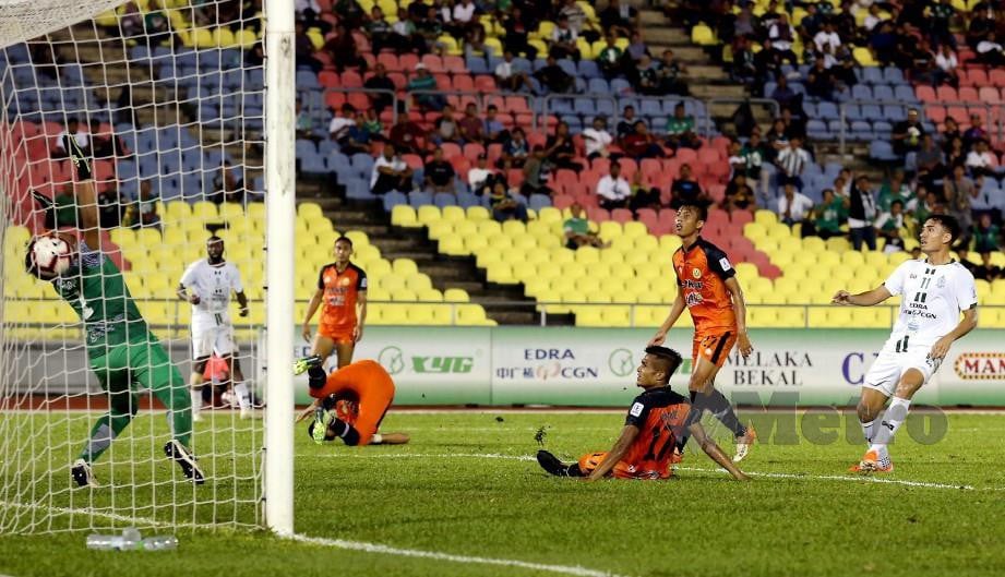 REICHELT (kanan) menjaringkan gol kemenangan Melaka United menewaskan penjaga gol PKNP, Khairul Thaqif Shah Kamal Bashah. — FOTO Rasul Azli Samad