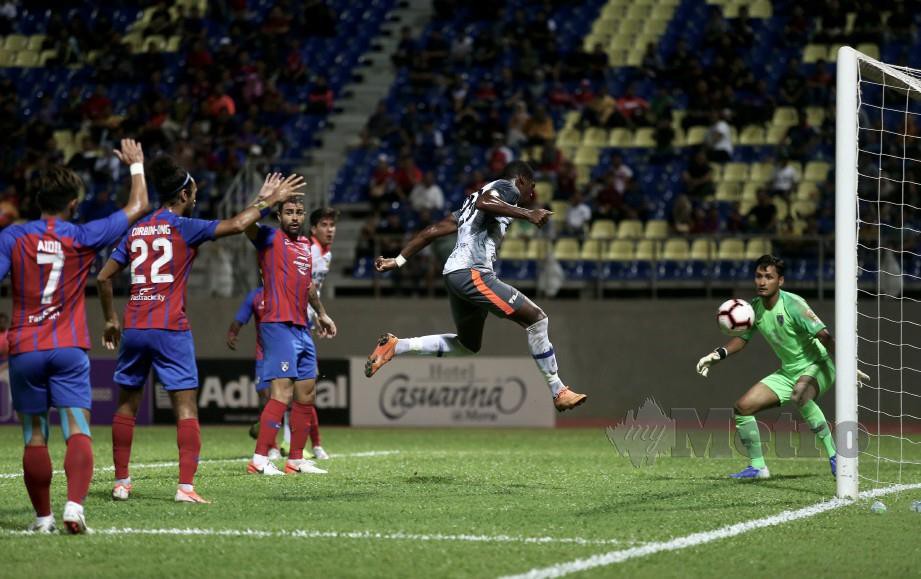DA Silva (dua kanan) menyumbat gol penyamaan PKNP pada babak pertama di Manjung. — FOTO Effendy Rashid