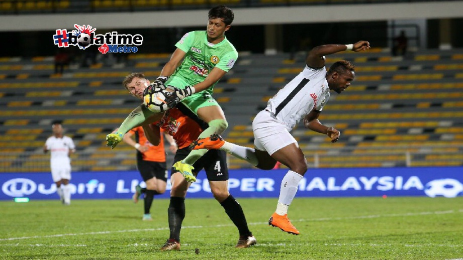 PENJAGA gol PKNP FC, Ahmad Asyraaf Omar (dua kanan) diasak  pemain Pahang, Amamchi Augustine Iwuji (kanan) dalam saingan Liga Super 2018 di Stadium Perak, Ipoh, malam tadi. FOTO Abdullah Yusof