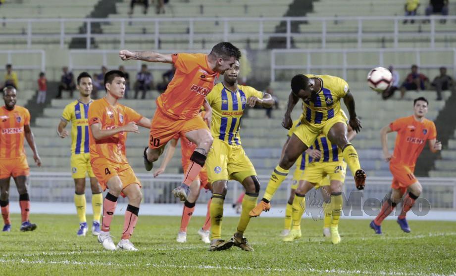 PENYERANG PKNS, Gabriel Guerra (tengah) melakukan percubaan ke arah gol Pahang di Kuantan, malam tadi. — FOTO Zulkepli Osman