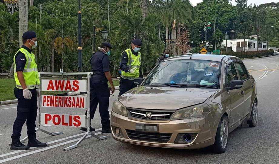 ANGGOTA polis membuat sekatan jalan raya ketika Perintah Kawalan Pergerakan di Kuantan. FOTO Mohd Rafi Mamat