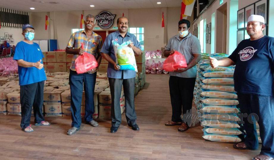R VIDYANANTHAN (tengah) menyerahkan sumbangan bekalan makanan asas kepada Ketua Masyarakat India Pekan Kahang di Rumah Komuniti Parlimen Sembrong di Taman Sri Lambak, Kluang. FOTO Adnan Ibrahim