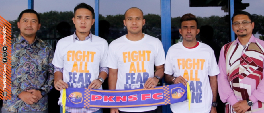 PEMAIN baharu PKNS FC musim depan, Shahrom Kalam (dua dari kiri), Mahali Jasuli dan Surendran. FOTO PKNS FC