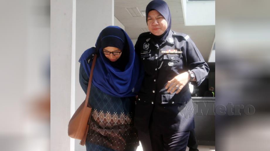 NORLIZA (kiri) ketika dibawa ke mahkamah, hari ini. FOTO Rasul Azli Samad 