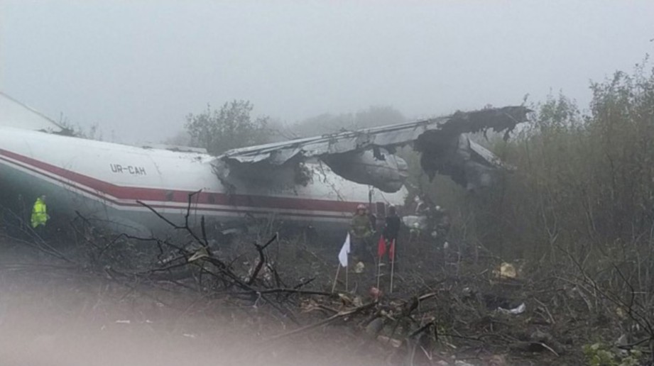 KEADAAN pesawat Antonov-12 yang terhempas 1.5 kilometer dari landasan di lapangan terbang Lviv.