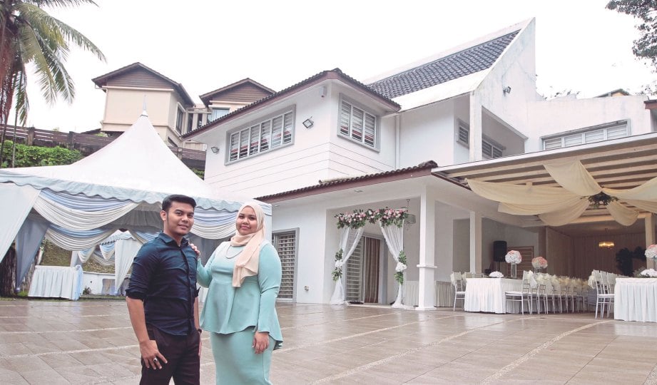 AZIM dan Idayu di hadapan banglo perkahwinan di Ampang, Selangor. 