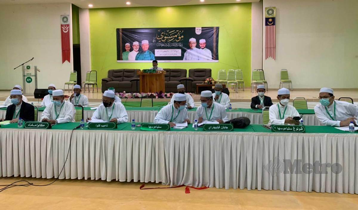 KETUA Dewan Ulama PAS, Datuk Hassan Mahmood, (dua dari kiri) ketika menghadiri Muktamar Dewan Ulama PAS Negeri Kelantan di Kompleks Pendidikan Islam. FOTO Syaherah Mustafa