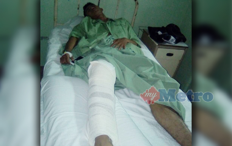 Anggota polis yang cedera kaki akibat dirempuh kereta menerima rawatan di hospital. - Foto Ihsan PDRM