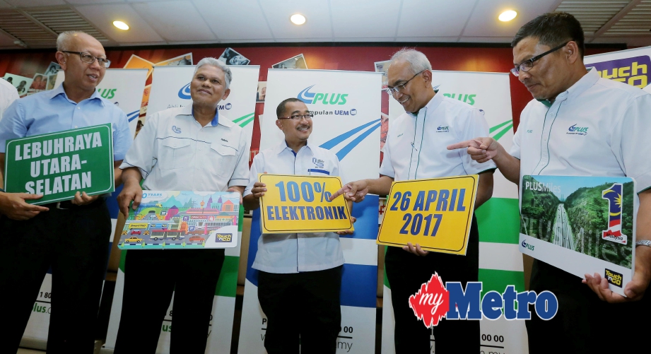 Pengerusi Lembaga Lebuhraya Malaysia, Datuk Dr. Noor Azmi Ghazali (tengah) bersama Azman (dua kanan) menunjukkan plakad Kempen Pelaksanaan Sistem Kutipan Tol Secara Elektronik. FOTO Abdullah Yusof 