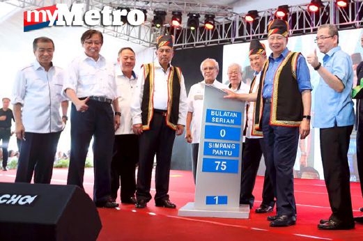 Najib bersama Ahmad Zahid  diiringi Adenan dan Fadillah  merasmikan Pelancaran Projek Pan Borneo Sarawak Jajaran Bulatan Serian-Simpang Pantu, hari ini. FOTO Muhd Zaaba Zakeria