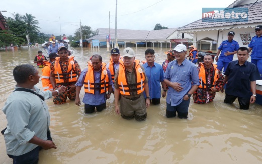 PM diiringi MB Perak ketika melawat kawasan banjir. FOTO Mohd Yusni Ariffin