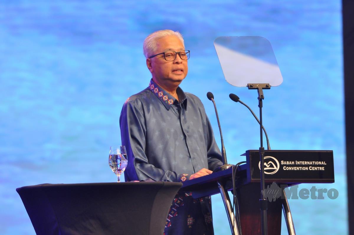 PERDANA Menteri, Datuk Seri Ismail Sabri Yaakob berucap pada Sambutan Hari Malaysia 2021 di Pusat Konvensyen Antarabangsa Sabah (SICC), malam ini. FOTO MOHD ADAM ARININ