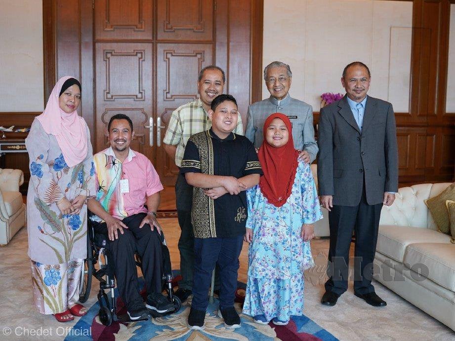 PERDANA Menteri, Tun Dr Mahathir Mohamad bergambar bersama mangsa tembakan rambang di Christchurch, New Zealand, di pejabatnya di Putrajaya. FOTO Twitter Perdana Menteri