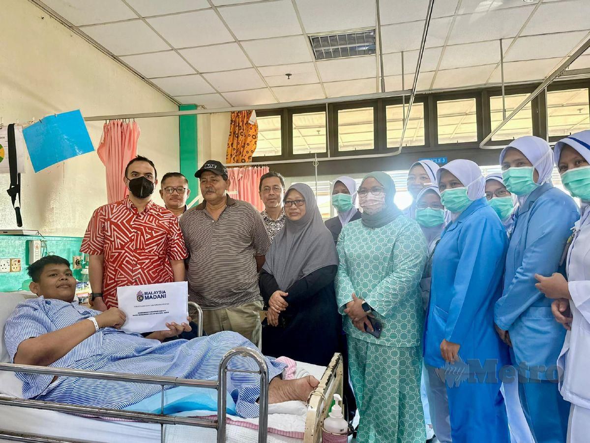 MUHAMMAD Jazlan  menerima sumbangan daripada Perdana Menteri yang disampaikan Ahmad Farhan. FOTO Facebook Rasmi Perdana Menteri Datuk Seri Anwar Ibrahim 