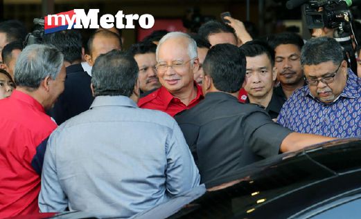 Najib meninggalkan Menara Datuk Onn, PWTC selepas mempengerusikan mesyuarat MT UMNO, petang tadi. FOTO Abdullah Yusof  