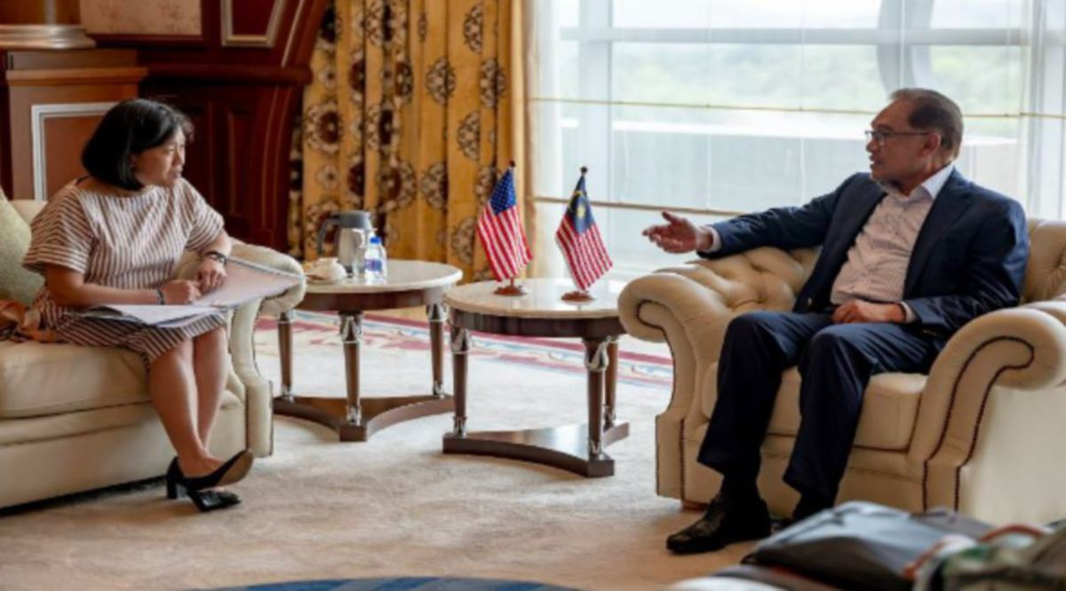 ANWAR berbincang dengan Wakil Perdagangan Amerika Syarikat (USTR) Katherine Tai di pejabatnya di Putrajaya. FOTO Twitter.