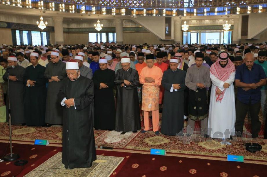 DR MAHATHIR menunaikan solat sunat Adiladha bersama orang ramai yang di imamkan oleh Imam Besar Masjid Negara, Tan Sri Syeikh Ismail Muhammad. FOTO Mohd Yusni Ariffin