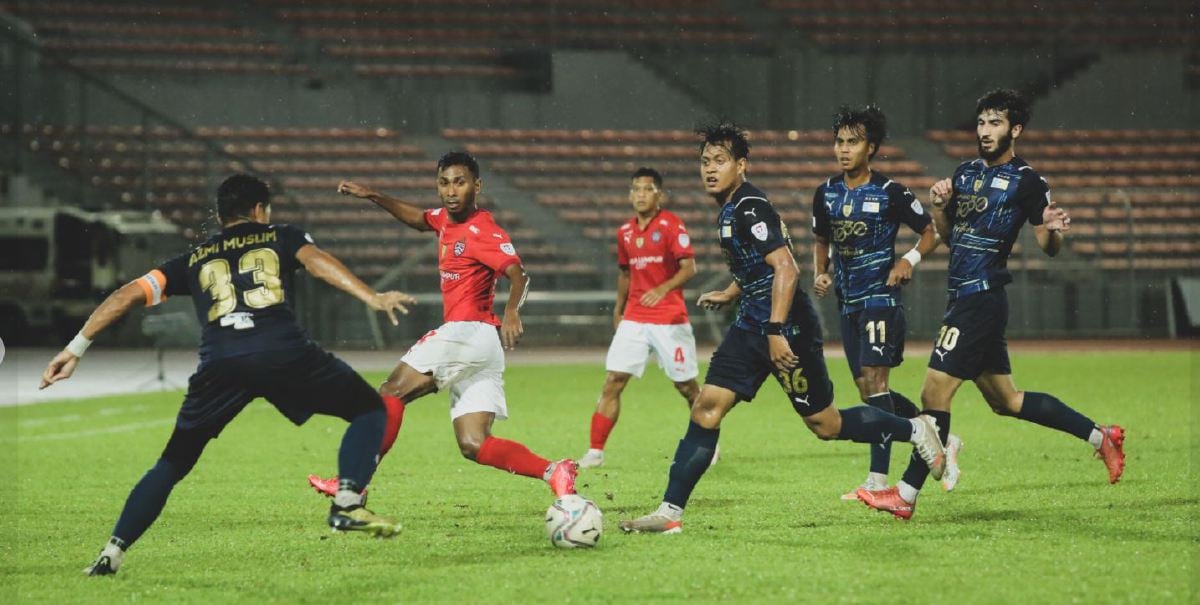 PEMAIN Penang FC, Azmi Muslim cuba menyekat pemain KL City. FOTO Penang Football Club