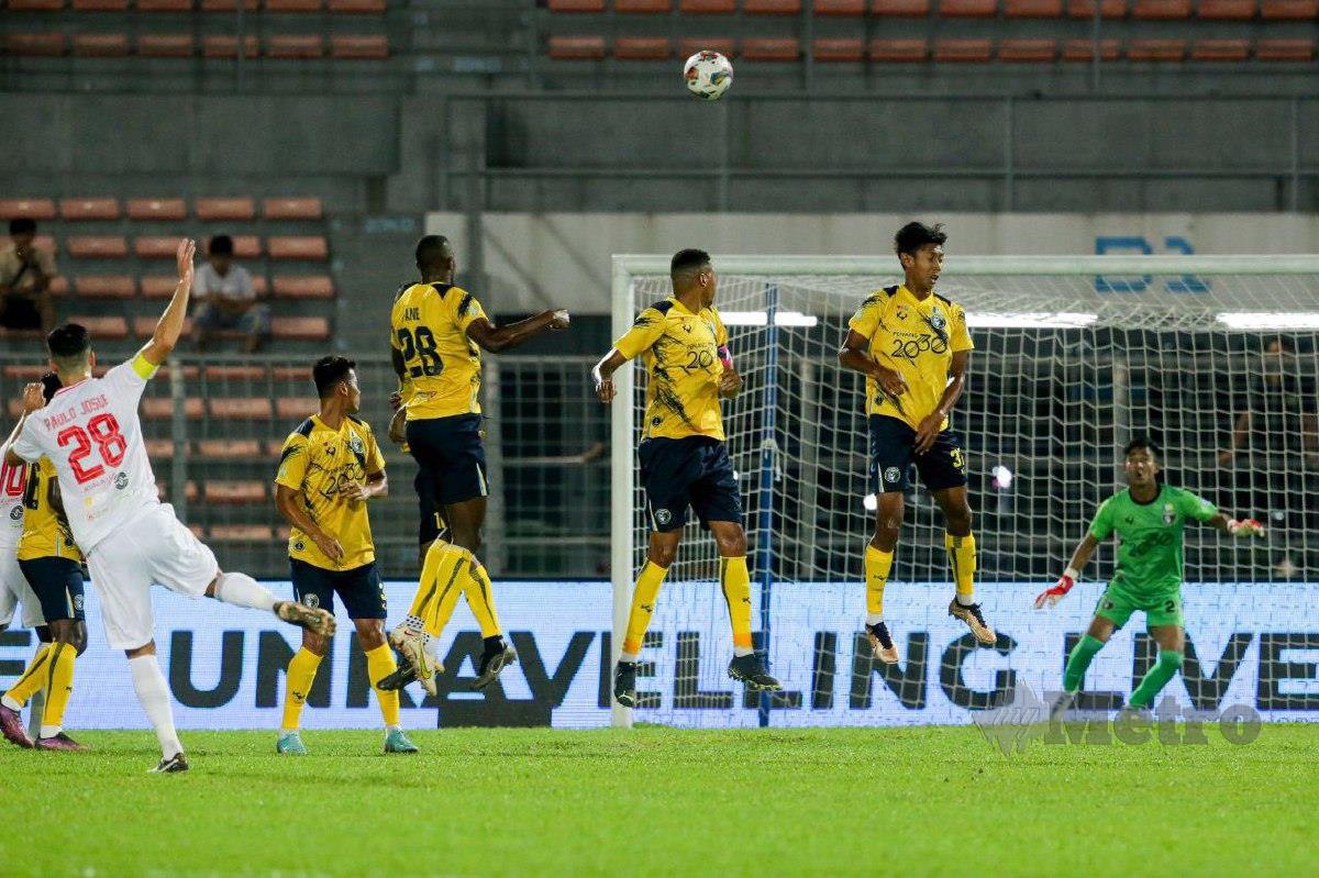 ANTARA aksi Penang FC dengan KL City. FOTO Asyraf Hamzah