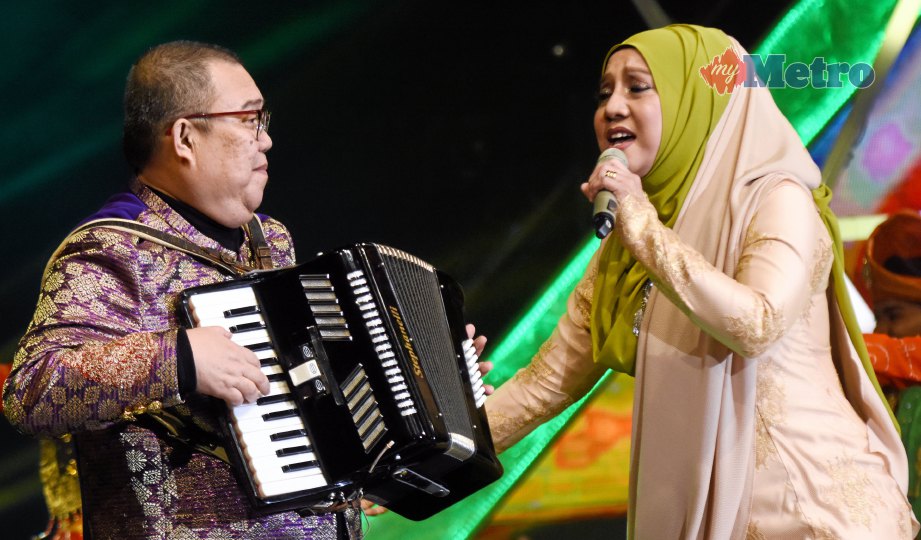  PAK Ngah beraksi  bersama Ratu Irama Malaysia, Noraniza Idris pada persembahan pembukaan  Konsert Pengenalan Irama Malaysia pada November 2016. FOTO Mohd Asri Saifuddin Mamat