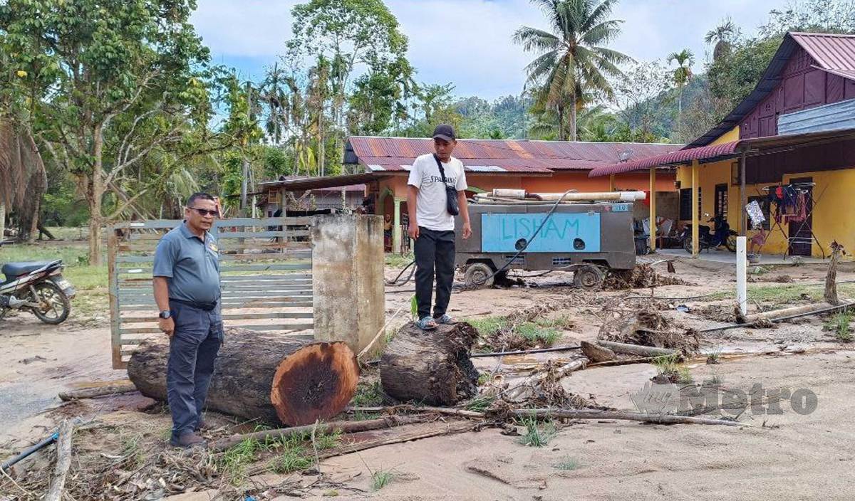 KEADAAN penempatan penduduk di Kampung Padang Empang dan Iboi selepas tragedi kepala air dan banjir tidak terurus dan penuh dengan sampah dan batang kayu.FOTO Safuri Kamarudin