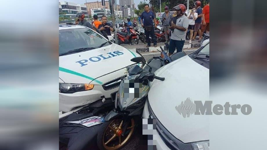 Kereta peronda polis dan kenderaan yang terbabit dalam kemalangan di lampu isyarat simpang lima Jalan Jelutong, Georgetown petang semalam. Foto Ihsan Pembaca 