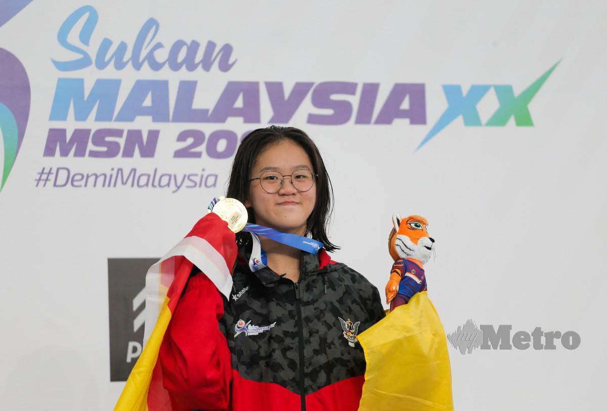 ATLET renang Sarawak, Yao Kelly Teo memenangi pingat emas acara akhir renang kategori 800 meter gaya bebas dalam temasya Sukan Malaysia di Pusat Akuatik Nasional Bukit Jalil. FOTO Hazreen Mohamad
