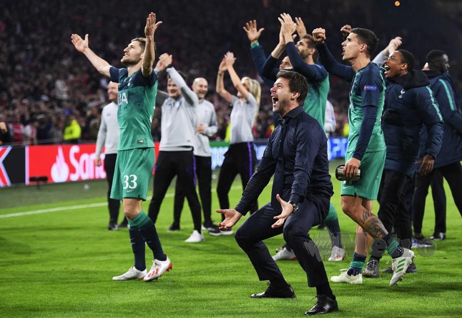 POCHETTINO (depan) meraikan kejayaan ke final Liga Juara-Juara bersama pemain Spurs di Amsterdam. — FOTO EPA