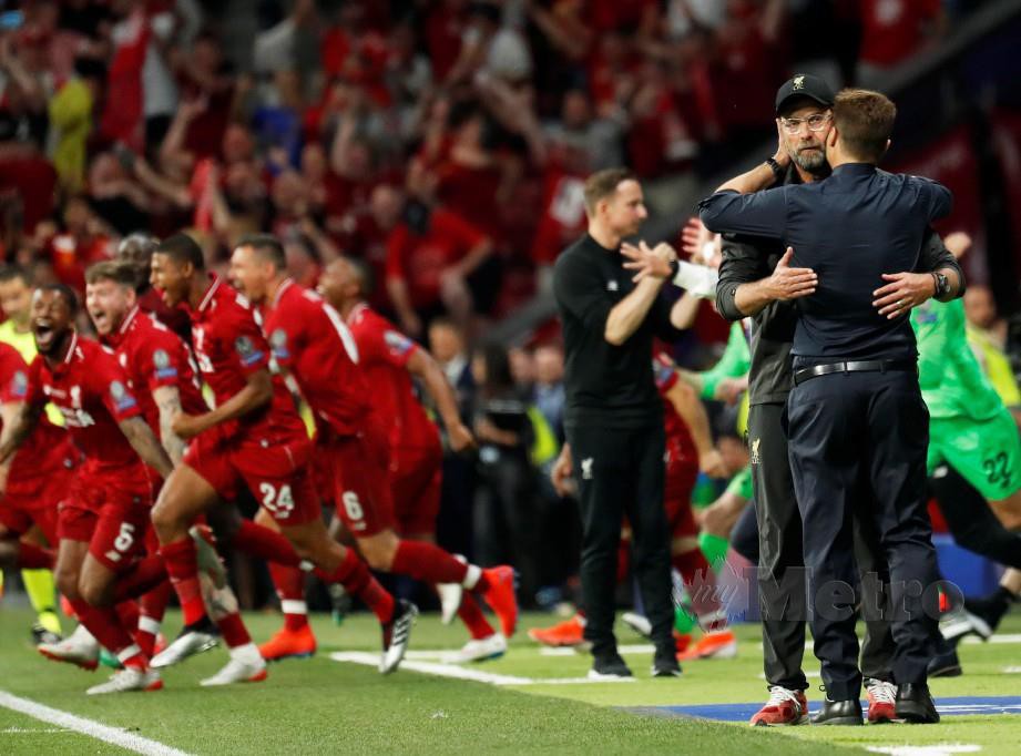 POCHETTINO (kanan) mengucap tahniah kepada Juergen Klopp ketika pemain Liverpool menyerbu padang untuk meraikan kemenangan mereka. — FOTO EPA