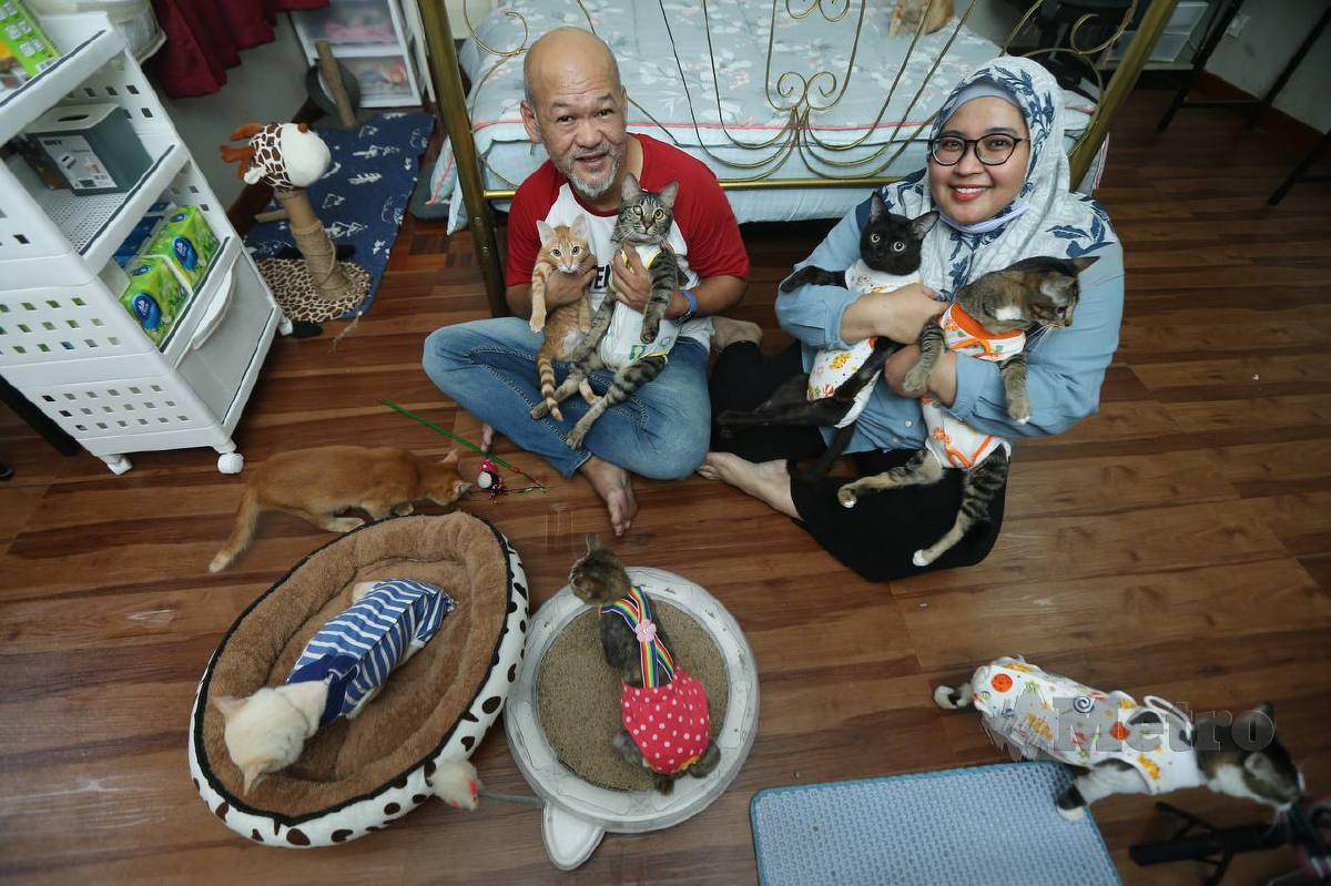 MOHD Baharim dan isteri, Nur Hanariawati menghabiskan kebanyakan masa di rumah untuk menjaga haiwan peliharaan mereka. FOTO Rohanis Shukri