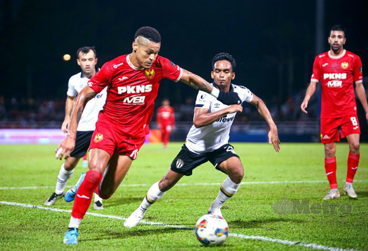 ANTARA aksi Selangor menentang Terengganu pada suku akhir kedua Piala Malaysia di Stadium MBPJ, Petaling Jaya, baru-baru ini. FOTO AHMAD UKASYAH
