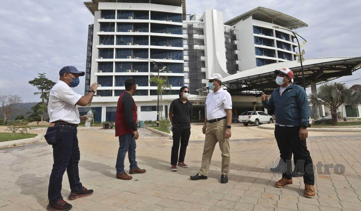 BURHANUDDIN Hilmi (dua dari kanan) melihat perkembangan pembinaan hotel di  Pulau Poh, Tasik Kenyir. FOTO Ghazali Kori