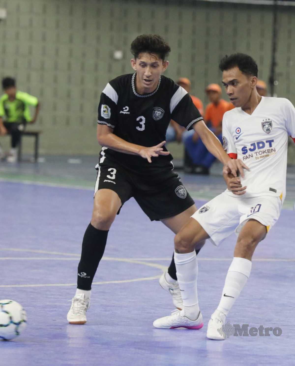 MAHADIR (kiri) ketika beraksi pada saingan Liga Futsal Perdana Kebangsaan (MPFL).STR/MOHD RAFI MAMAT
