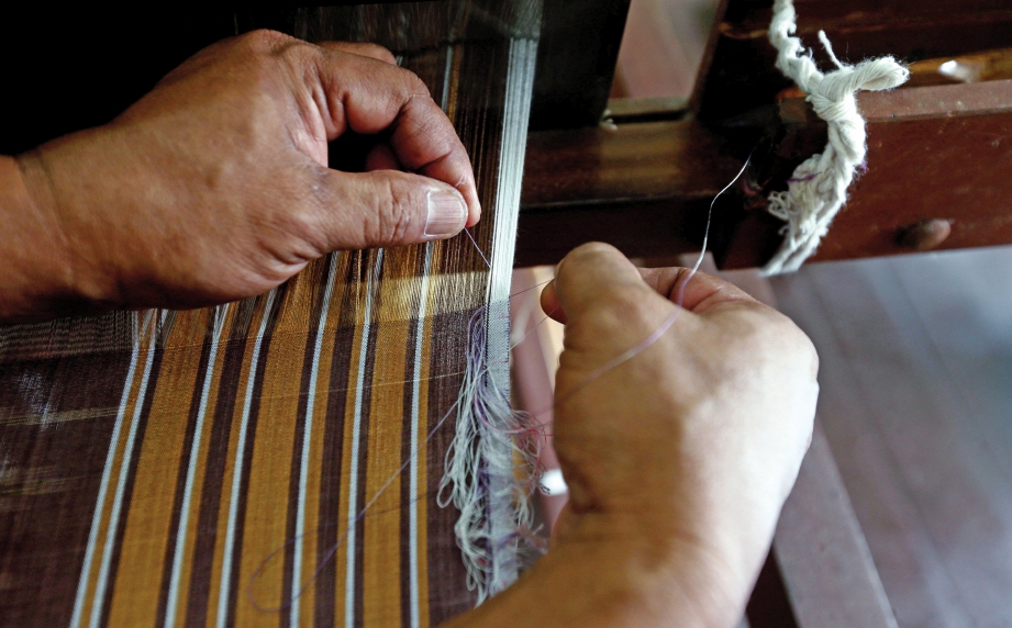 DEMONSTRASI menenun yang boleh dilihat sendiri ketika berkunjung ke Komplek Kampung Budaya Pulau Keladi. 