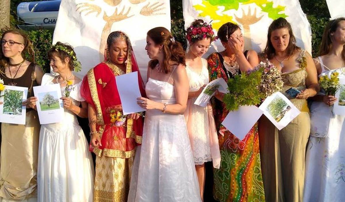 SEBAHAGIAN daripada ‘pengantin perempuan’ lengkap bergaun. FOTO Bristollive/Twitter