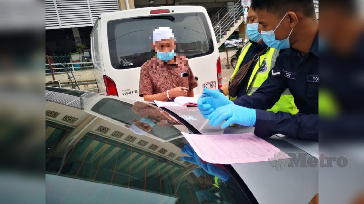 GAMBAR tular seorang lelaki warga emas ditahan anggota polis sebelum dikompaun RM4,000 atas kesalahan melanggar SOP. FOTO Ihsan Pembaca
