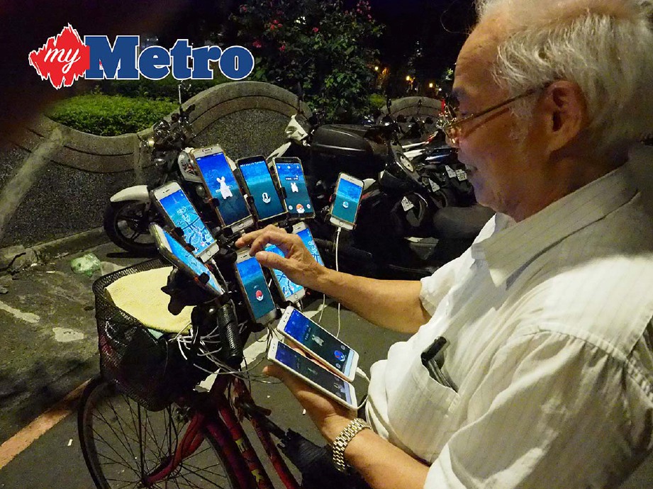 SAN-YUAN bersama basikal dan 11 telefon pintar yang digunakan untuk memburu Pokemon. -Foto EPA