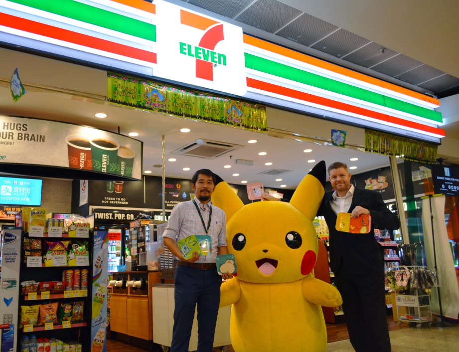 LEE (kiri) dan Ketua Pegawai Eksekutif (CEO) 7-Eleven Malaysia, Colin Harley bersama Pikachu.